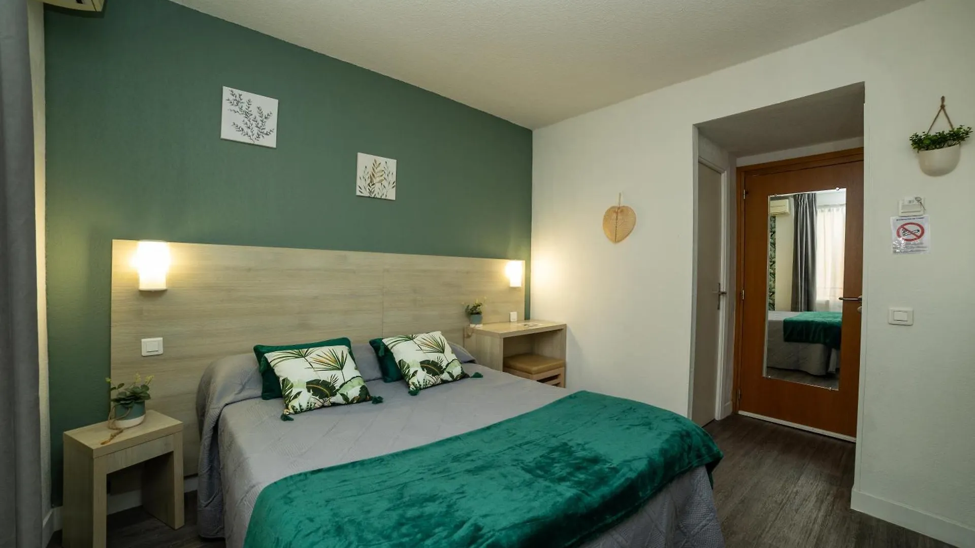 **  Hotel Parisien Menton France
