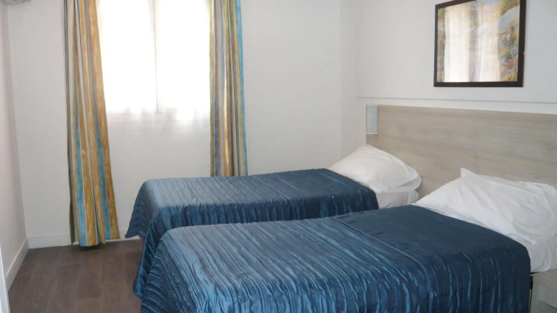 Hotel Parisien 멍똥 2*,