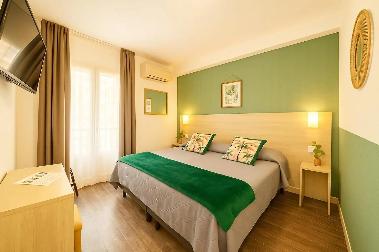 Hotel Parisien Menton 2*,